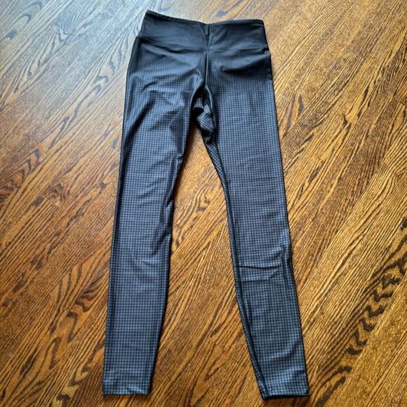 Kiragrace gray/black delicate houndstooth print flat seam leggings. Small. - Picture 1 of 7